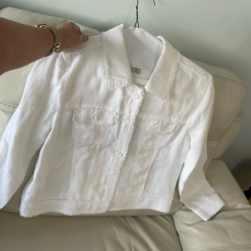 White Tommy Bahama linen jacket size L in great shape! Beautiful jacket!